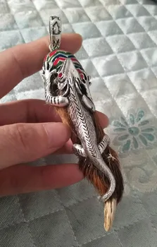 

Tibetan silver inlaid bear-catching Lizard Pendant