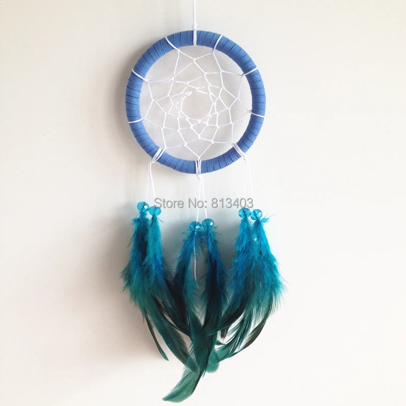 Синий замшевый Ловец снов с голубыми перьями, белой паутинкой и стеклянной бусиной 7 см диаметр Ловец снов ручной работы
