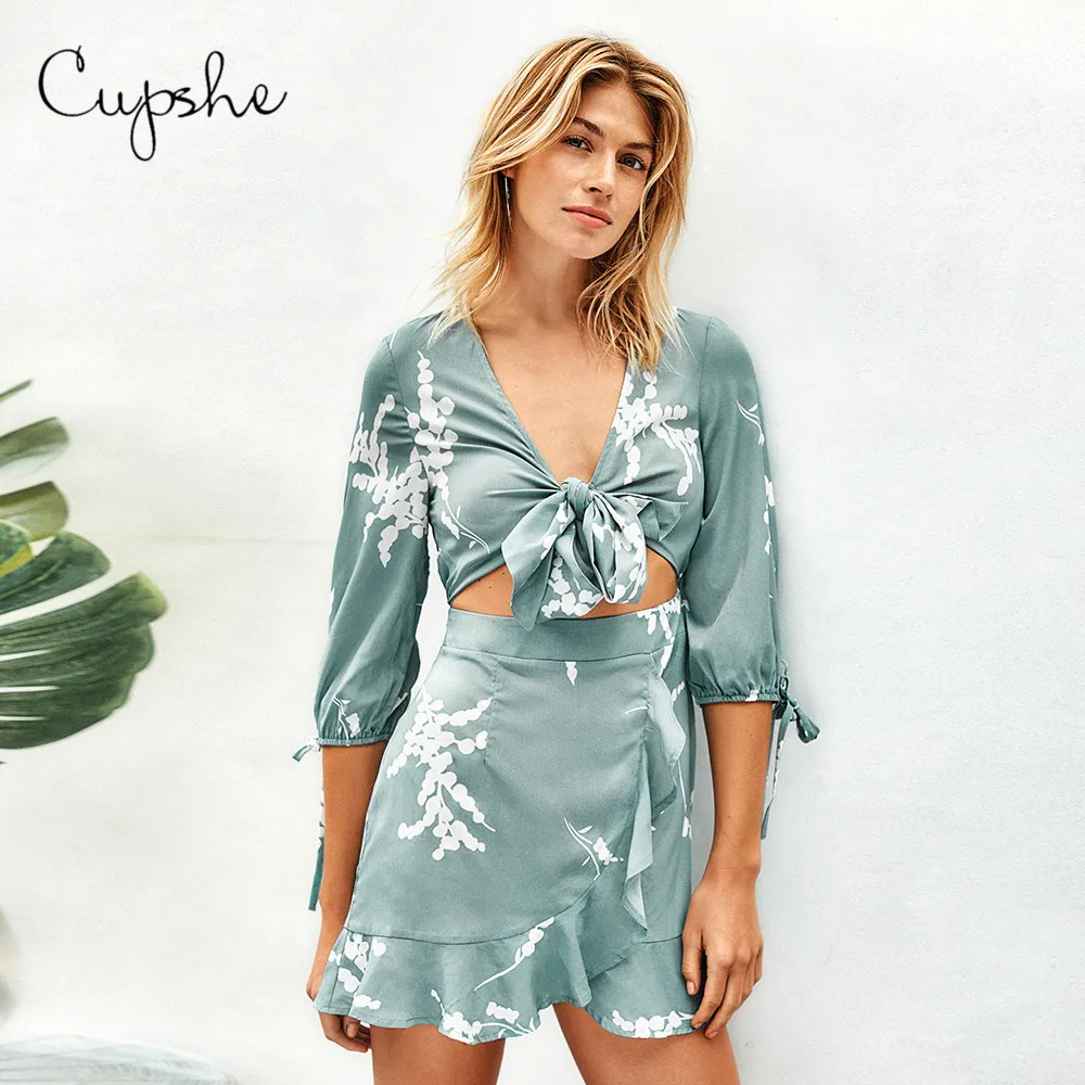 

CUPSHE Jumpsuits Women Ruffled Floral Print Short Rompers 2019 Elegant Tie Front Match Sets Summer Beach Loose Female Streetwear