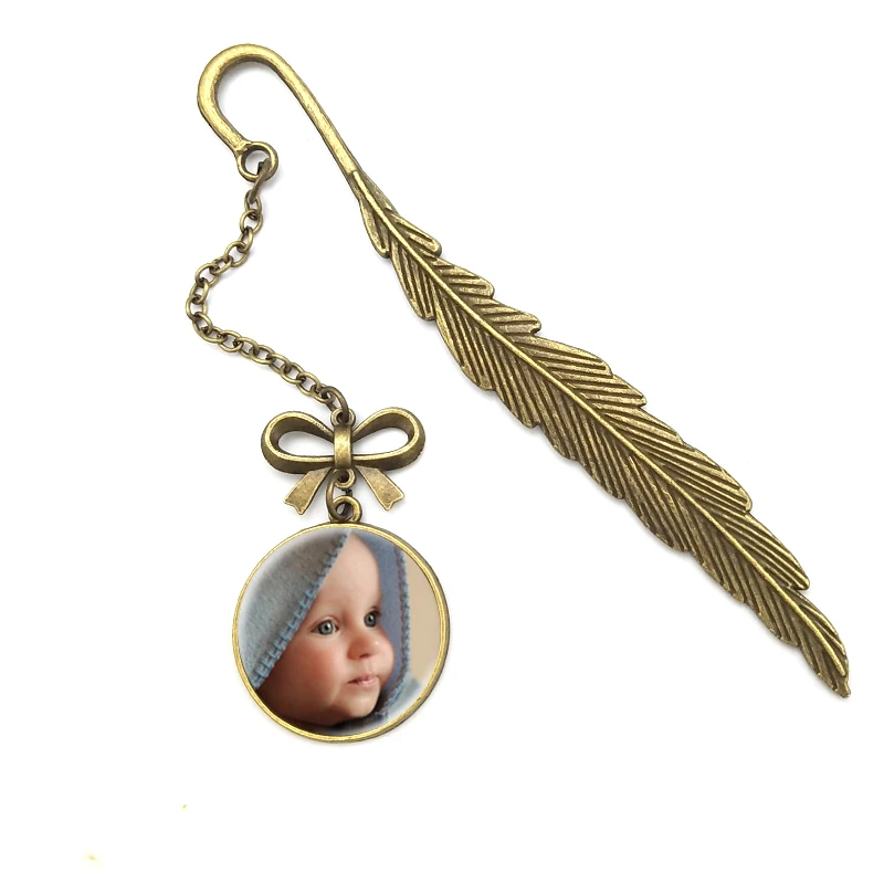

Suteyi Fashion Customized Photo Word Bookmark Charms Bronze Color Leather Retro Glass Pendant Custom Jewelry