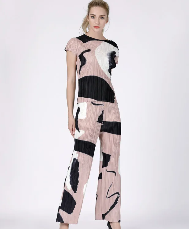 Nieuwe Grote Design Vouwen Digitale Afdrukken Ronde Hals Korte Mouwen T-shirt + Losse Rechte Broek Miyake Geplooide Pak Nieuwe Grote Design Vouwen Digitale Afdrukken Ronde Hals Korte Mouwen T-shirt + Losse Rechte Broek Miyake Geplooide Pak