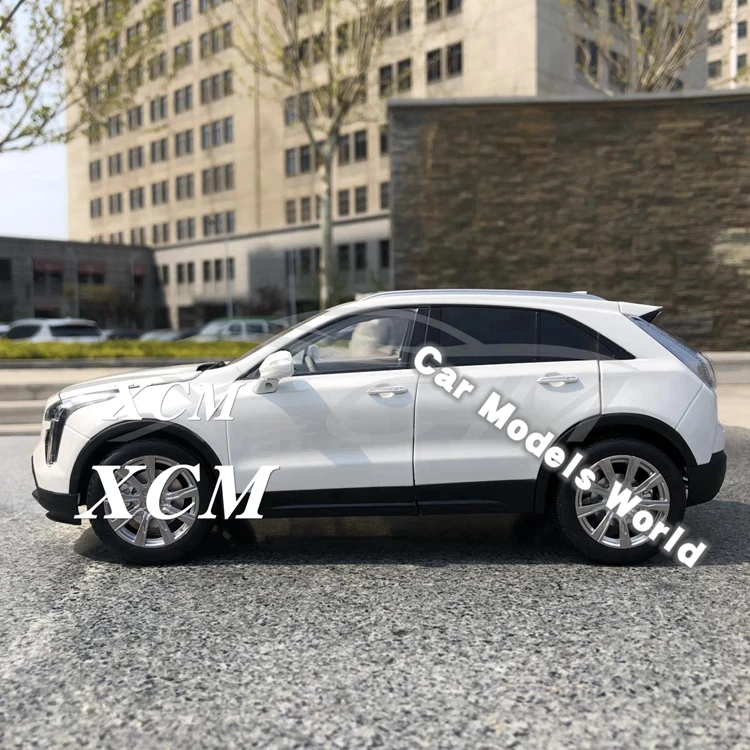 Литая под давлением модель автомобиля для XT4 1:18(белый)+ маленький подарок