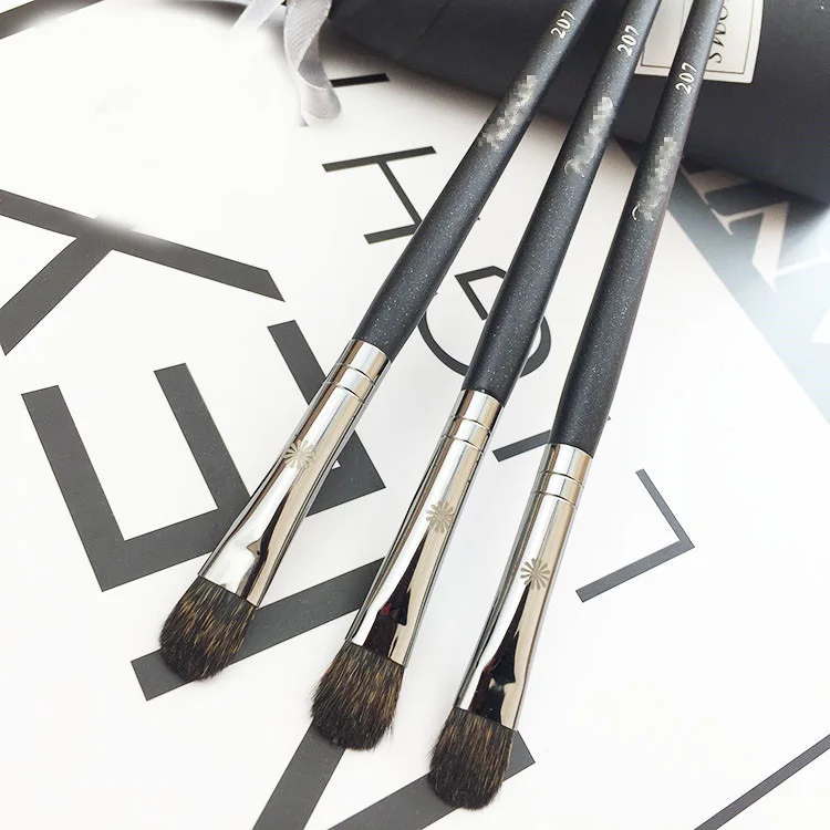 

1pcs Fashion Medium Eyeshadow Makeup Brush Squirrel Hair Professional Multi-Functional Beauty Tools