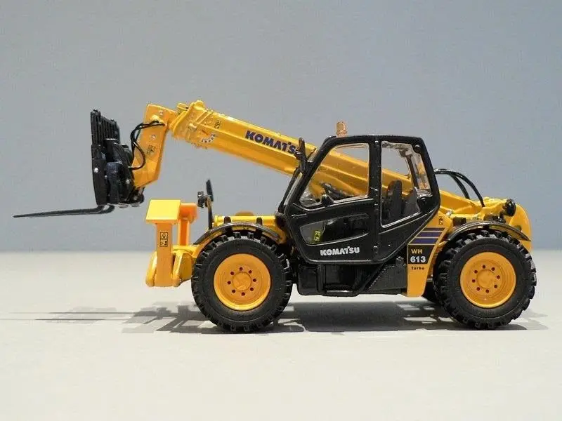 UH8002 1:50 Комацу WH613 TELEHANDLER с вилками литой игрушечной моделью для украшения