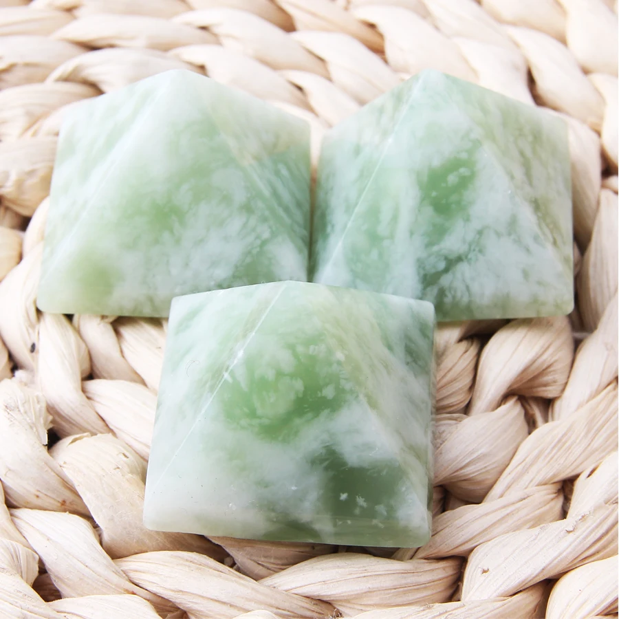

WALUOLAN 2019 30mm Natural Green Jade Pyramid Quartz Crystal Pyramid Clear healing reiki Chakra Energy Tower Home Ornaments