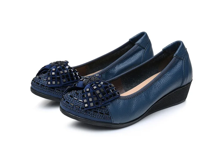 Весенне-Осенняя обувь для мам с закрытым носком; тонкие туфли из мягкой кожи для пожилых людей; Повседневная Удобная женская обувь - Цвет: blue