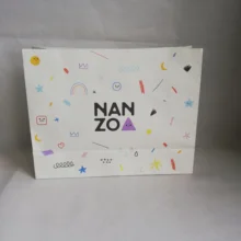 1000 шт./партия, бумага для творчества, сумка с логотипом, многоразовая рекламная хозяйственная Подарочная сумка для праздничной одежды, упаковка продуктов