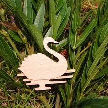 Броши с лебедями; уникальный дизайн; деревянная брошь на булавке с лебедем