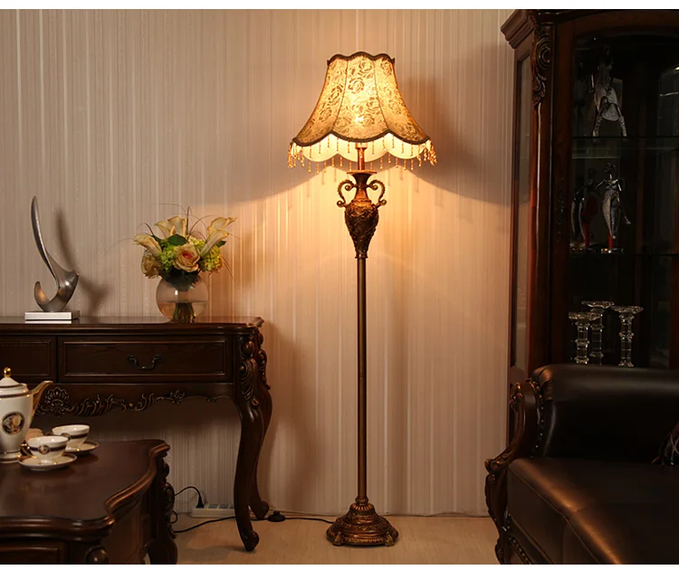 Qiseyuncai Европейская гостиная торшер Креативный кантри ретро вертикальная настольная лампа простой кабинет спальня дистанционный прикроватный светильник