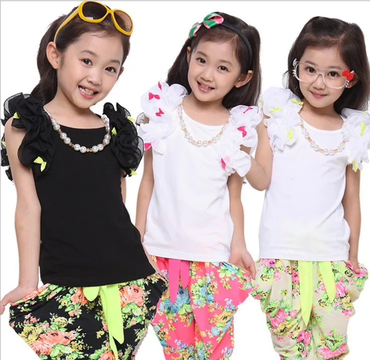 Фото ненужный ребенок. Годка одежда дети. Симона барбьери твин сет. Красивая одежда для девочек. Девочка сидит.