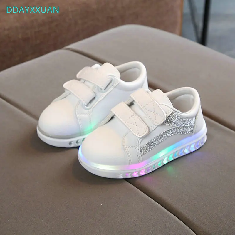 Детская обувь с подсветкой для девочек кроссовки New Демисезонный малышей Дети печатные кроссовки с легкой мягкой Мальчики Спорт Led обувь