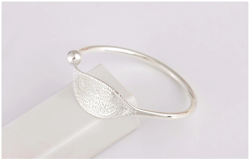Стильные и красивые глянцевые Серебристые листья формы открытые регулируемые браслеты для женщин освежающий лист очаровательные браслеты