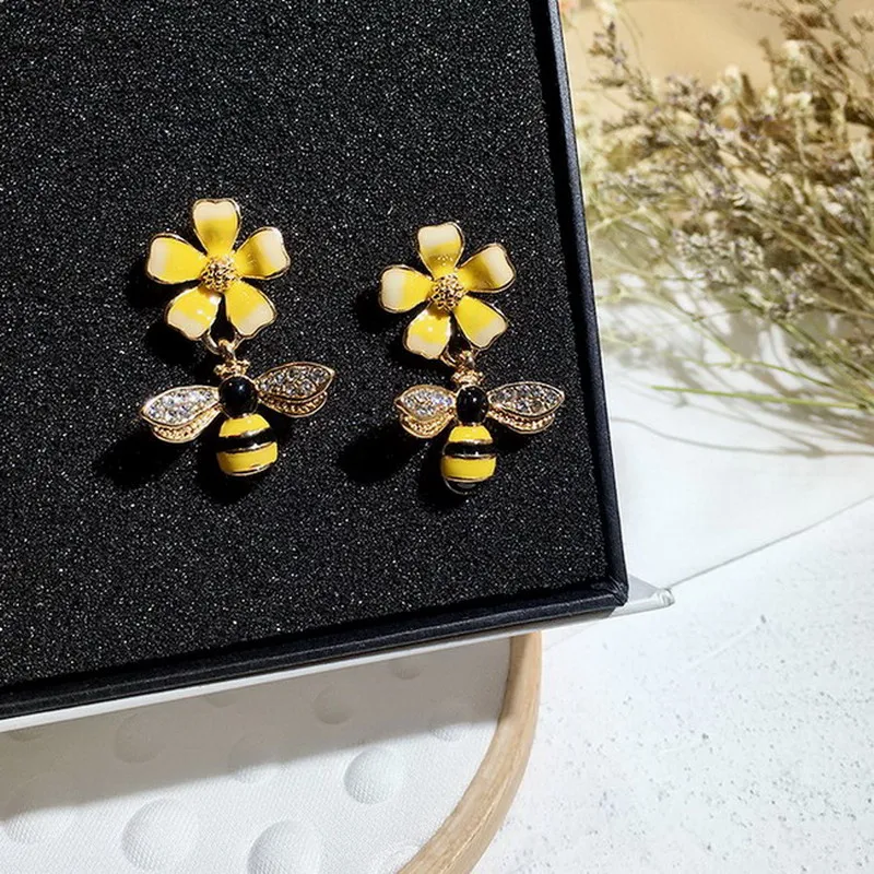 

Korean Design flower bee personality stud earring Cute Trendy Delicate Crystal Rhinestone Bee party Earrings for women