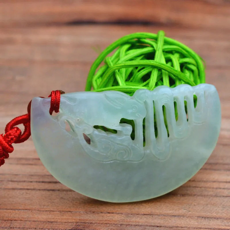 

Natural Light Green XiuYan Stone Pendant Carved Zodiac Rabbit Moon Rabbit Pendant Necklace Women's Fashion Jewelry