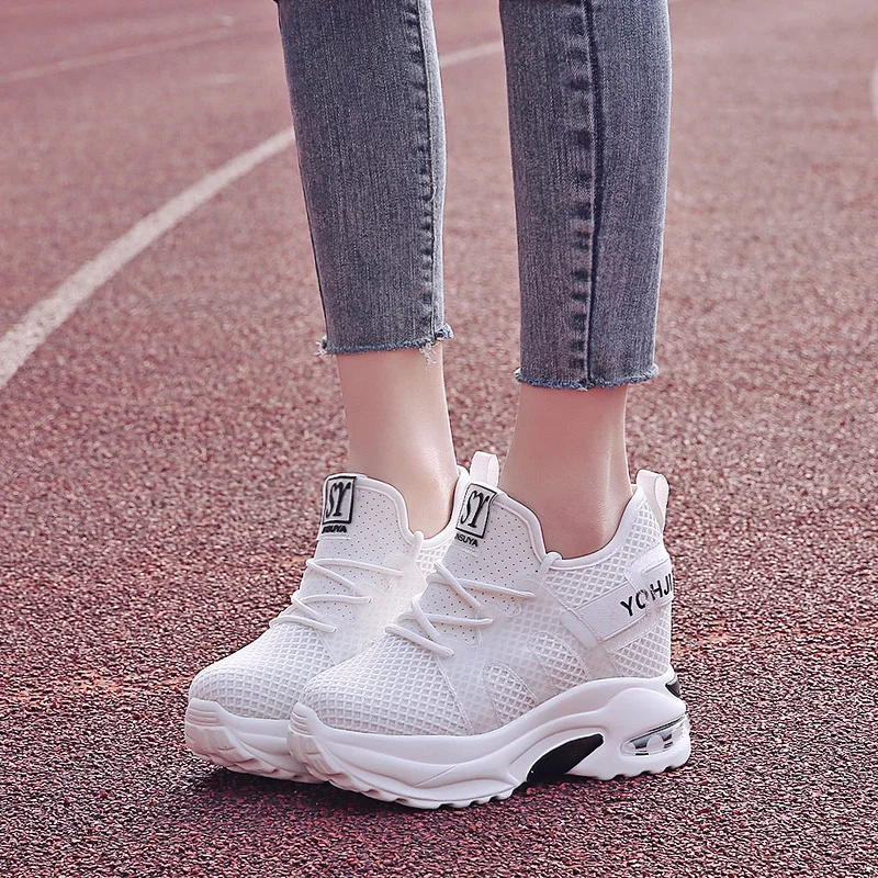 Женские сетчатые кроссовки на платформе белые дышащие танкетке 10 см