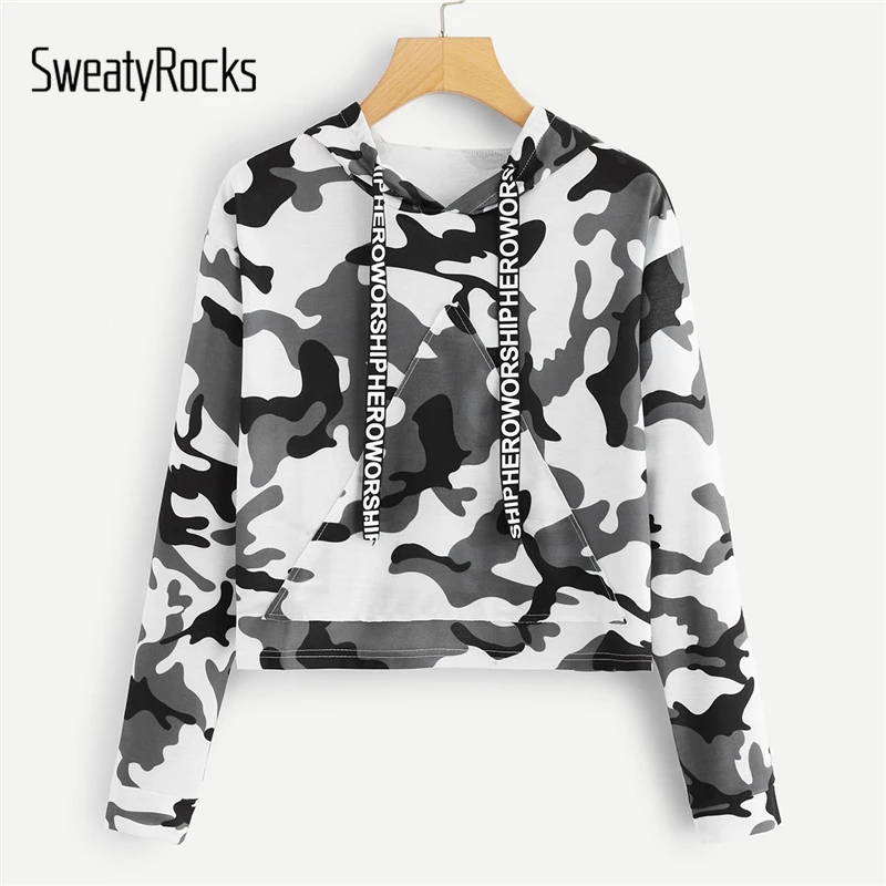 

SweatyRocks Letter Tape Camo Print Crop Hooded Sweatshirt Women Long Sleeve Pocket Front Hoodies Streetwear Autumn Casual Tops