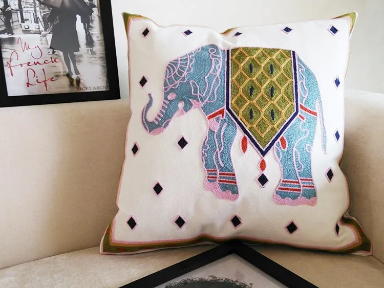 Housse de coussin canapé brodée