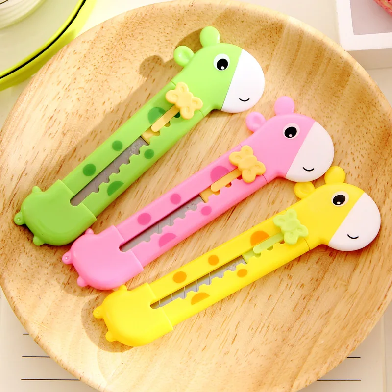 

1 PCS Cute Giraffe Utility Knife Paper Cutter Cutting Paper Razor Blade Office Stationery Escolar Papelaria School Supply