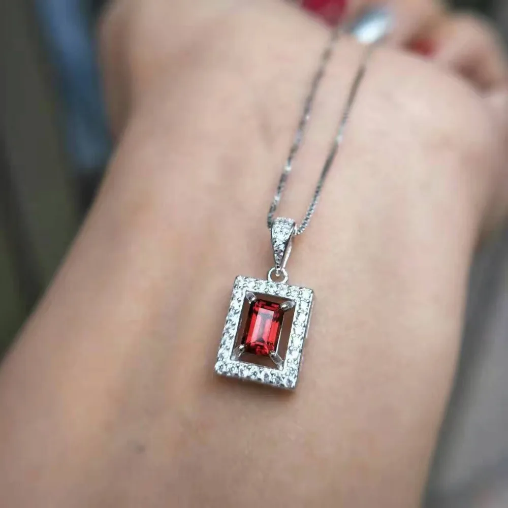Натуральный красный гранат кулон S925 серебра, природных драгоценных камней ожерелье Модные компактные квадратные простые женские девушке