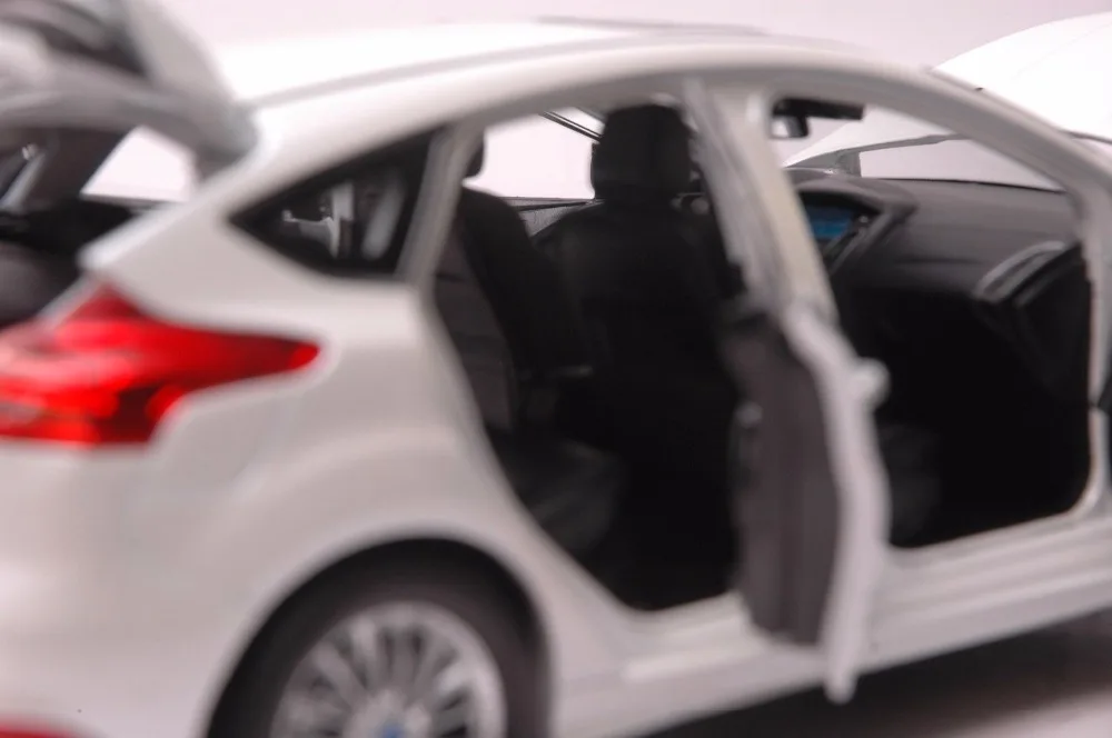 Ford Focus 2015 car model in scale 118 white (8)