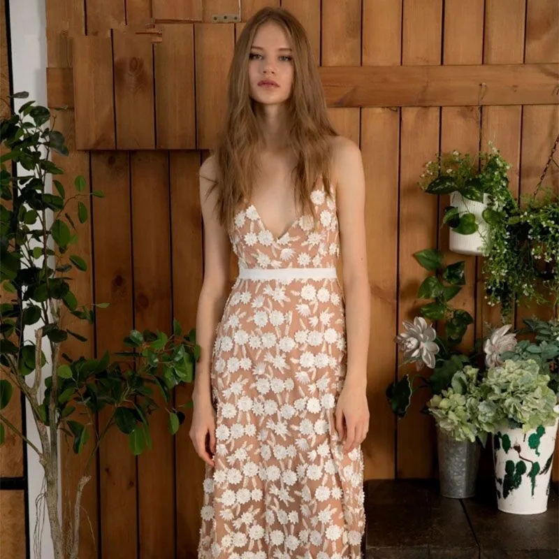 

Sexy V-neck Backless Long Party Dress 2019 Women Elegant Mesh Floral Embroidery Pleated Maxi Dress Vacation Boho Beach Dress