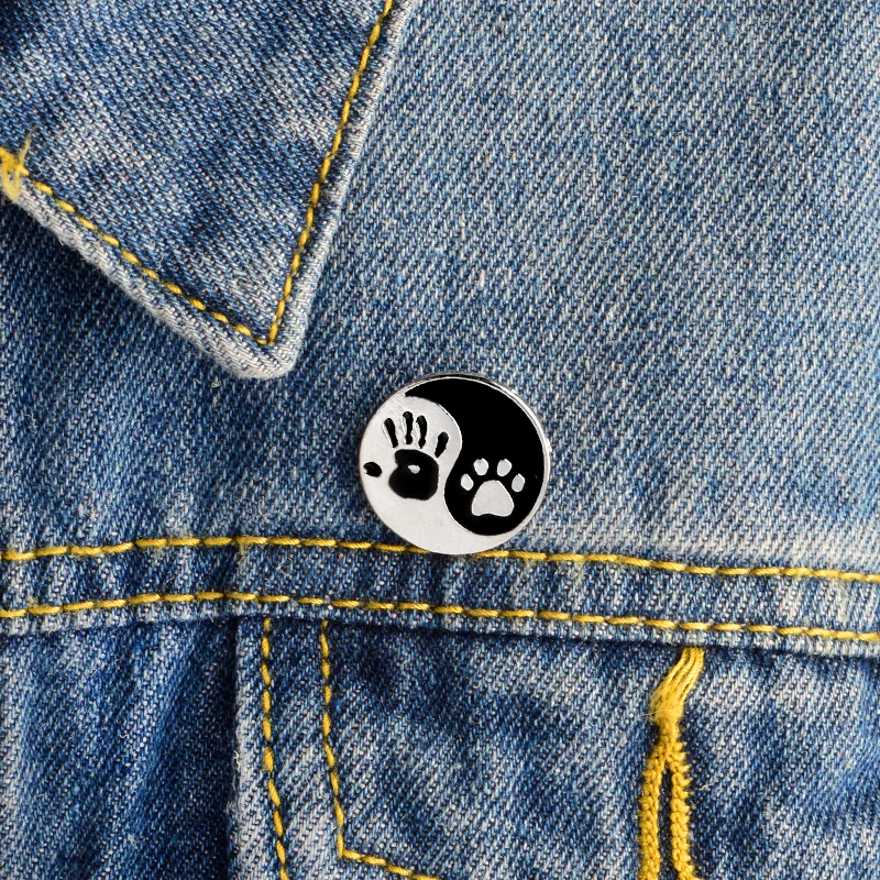 QIHE-JEWELRY-Taiji-Ying-yang-black-and-white-round-pendant-Human-hand-print-and-dog-print(1)