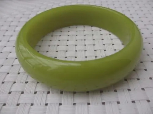 

1pcs Elegant Natural Glow In The Dark Green Jade Quartz Crystal Bracelet Gem