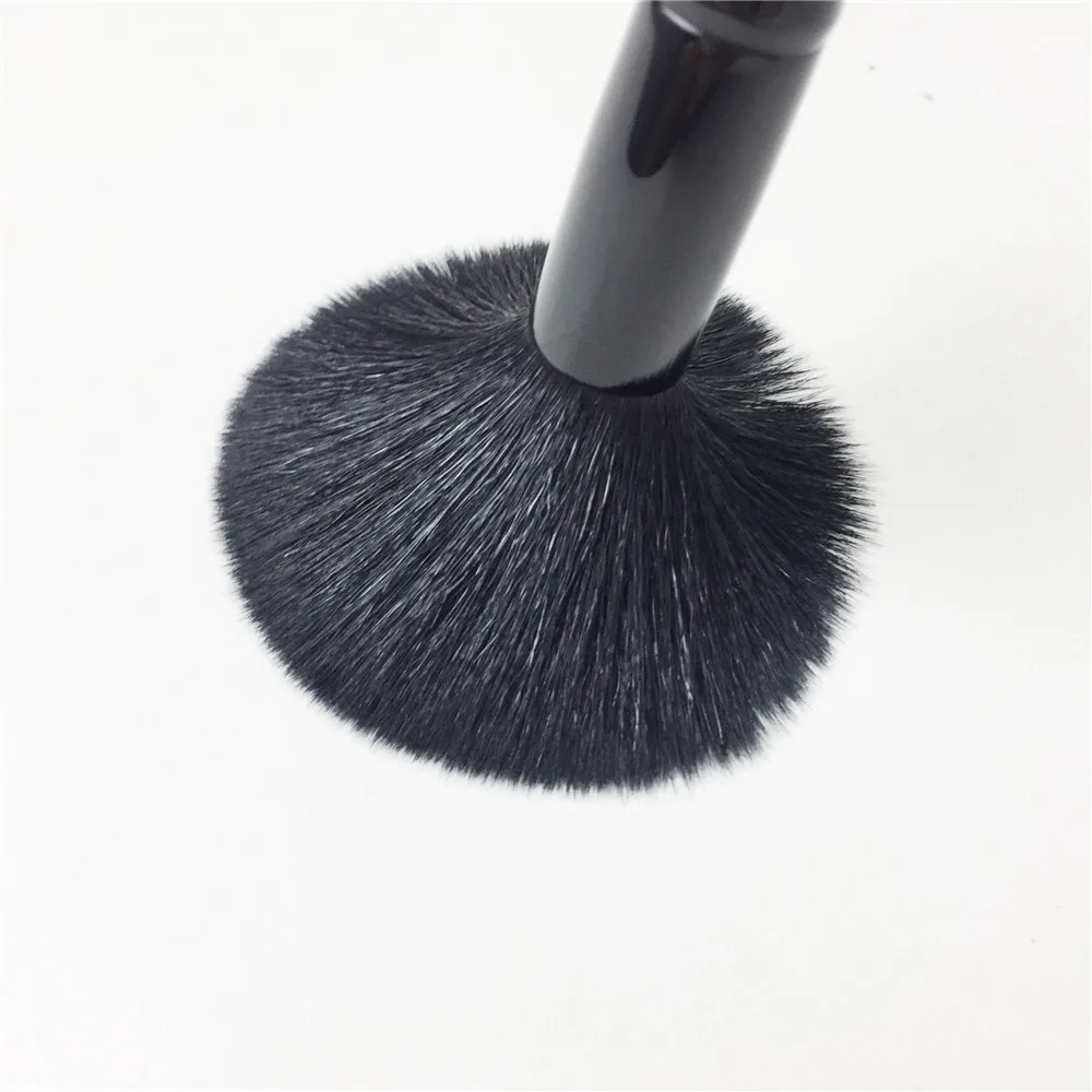Kevyn Aucoin The Blush Brush _ 4