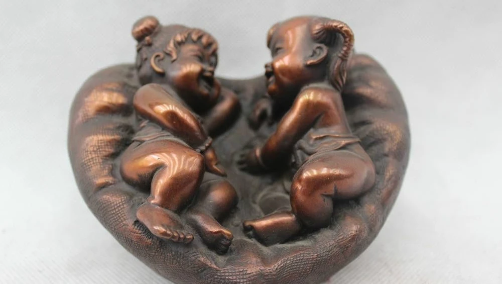 

4"Lovely Chinese Red Bronze Playing Beautiful Two Boy Sleep heart-shaped Statue
