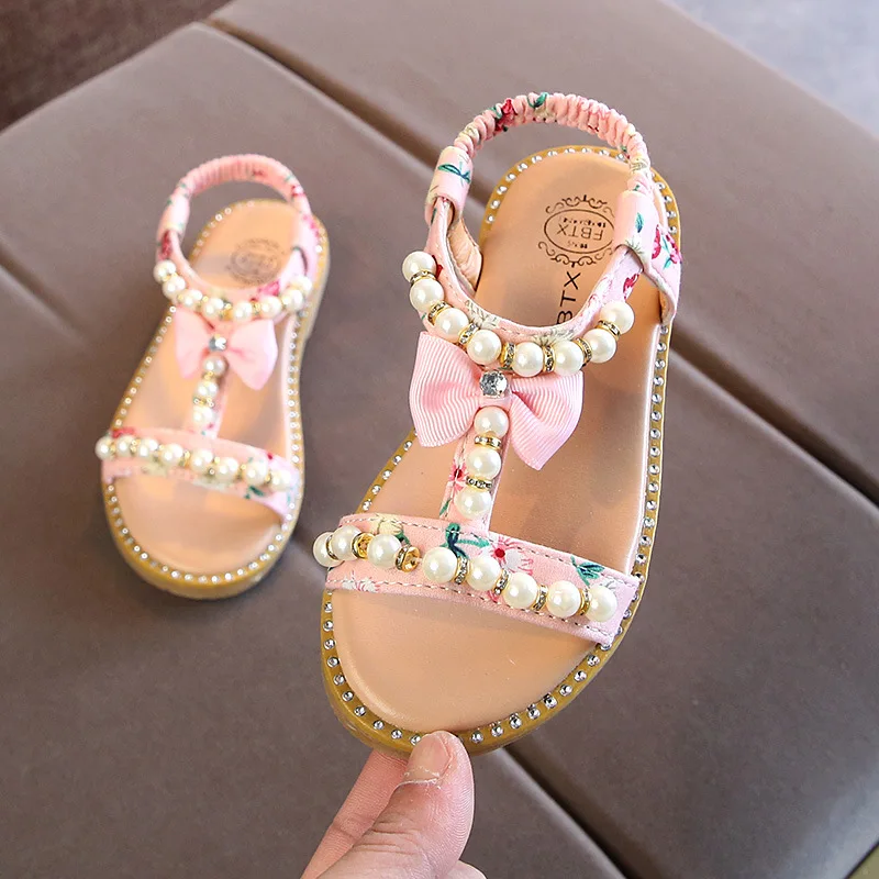 Летние сандалии с жемчугом для маленьких девочек; Новинка года; модельные туфли принцессы с бантом и бисером; пляжные сандалии на плоской подошве для малышей; От 1 до 6 лет