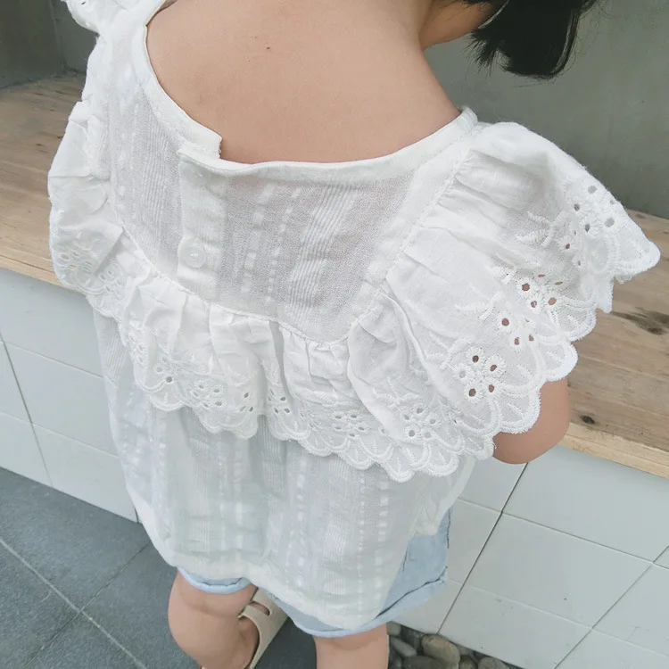Новые летние рубашки с летящими рукавами в Корейском стиле для девочек белая одежда для девочек Детский свитер кружевной жилет модные футболки топы
