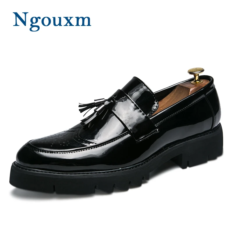 Ngouxm/Лоферы для мужчин; сезон весна-осень; дизайнерская мужская повседневная обувь из лакированной кожи с кисточками; дышащие мужские лоферы на плоской подошве без застежки