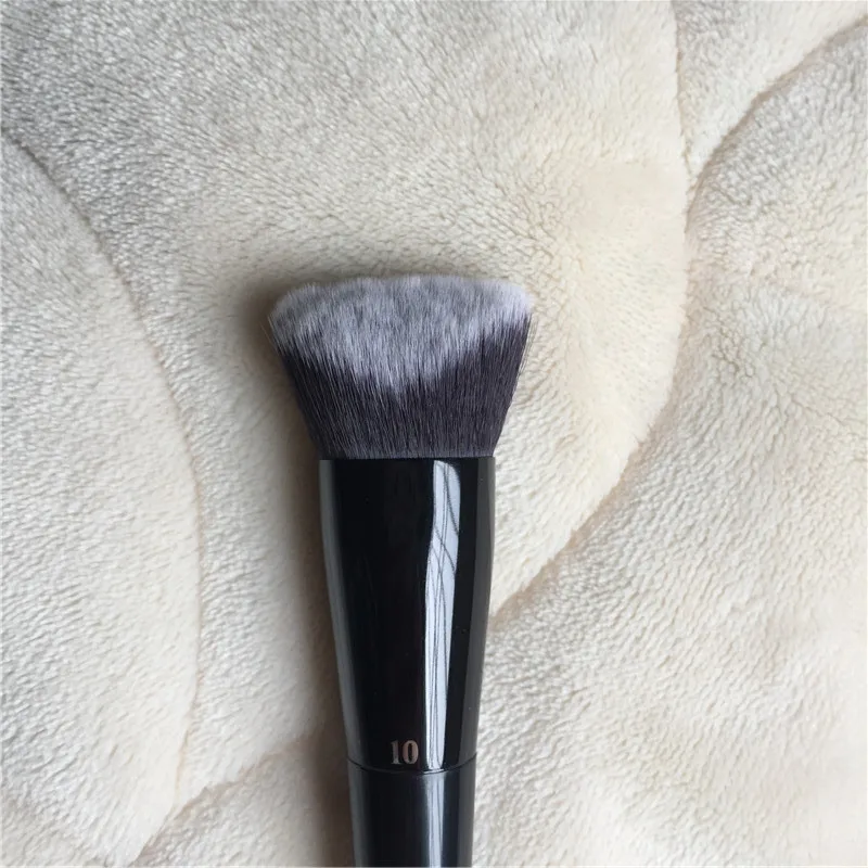 KVD Lock-it Edge Foundation Brush #10 _ 4