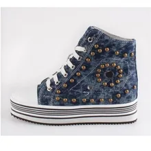 Г. новинка: женская обувь на шнуровке и на низкой платформе украшенная заклепками в стиле «панк» женские тонкие туфли в римском стиле на низкой танкетке полотняная джинсовая обувь с резным узором на толстой подошве