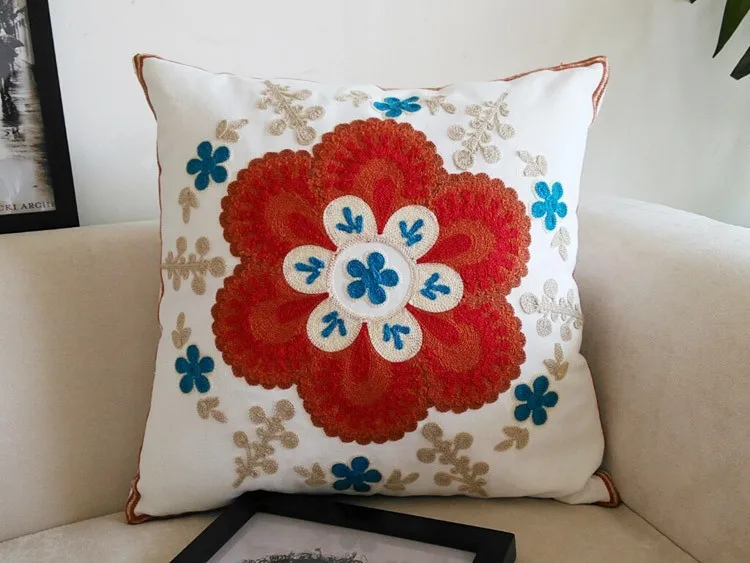 Housse de coussin canapé brodée