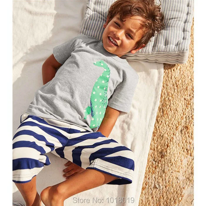 летняя мода для мальчиков. детская коллекция дольче габбана 2023. мальчики бренд. мальчик в топике. мальчики бренд.