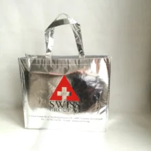 500 шт/лот на заказ Модная рекламная одежда магазин серебряный металлический Нетканый хозяйственная сумка для платьев Свадебная выставка