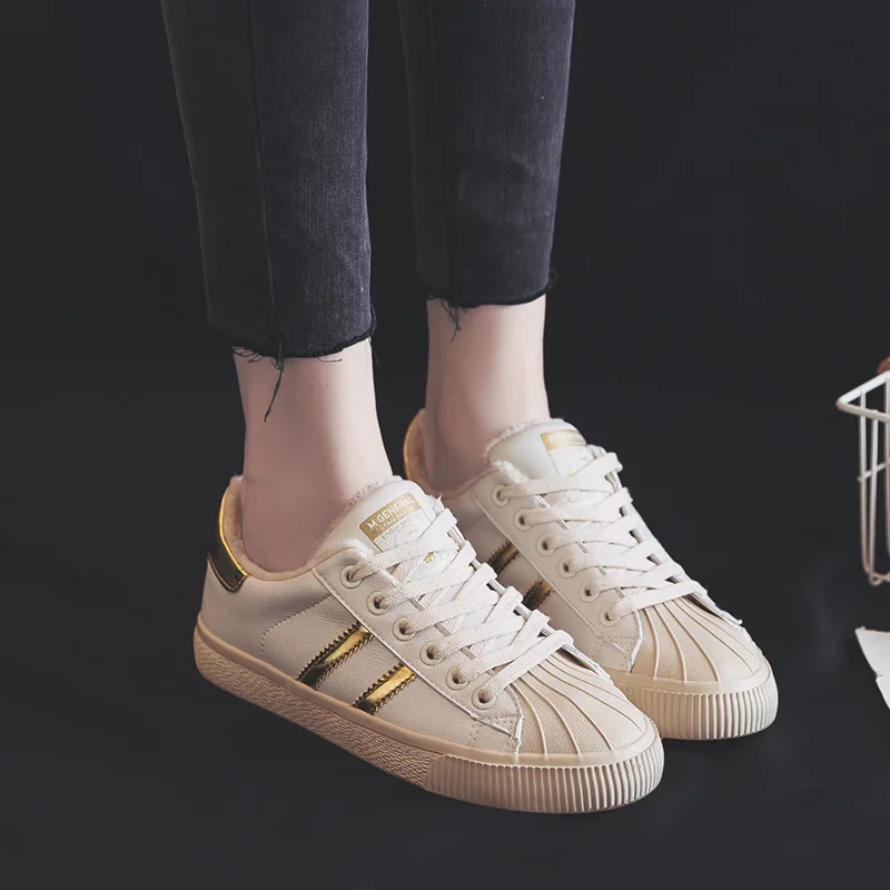 

2018 winter new fashion trend plus velvet warm flat shoes women comfortable wild casual shoes.