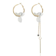 Элегантные Асимметричные женские серьги с белым цветком, маленький золотого цвета, серьги-обручи, длинные висячие серьги на цепочке