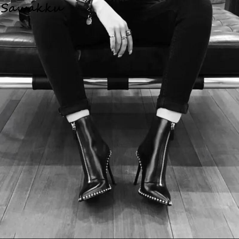 Весенне-осенняя кожаная обувь; женские ботильоны с острым носком на высоком каблуке; обувь для подиума с заклепками и молнией спереди; цвет черный, белый; Botas Mujer