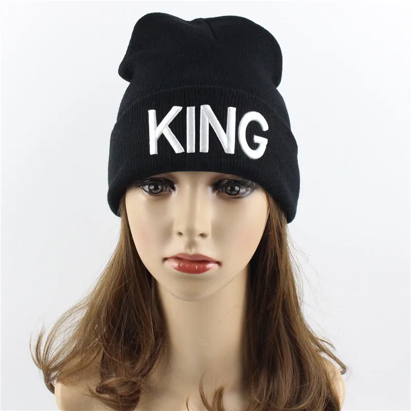 Новинка 2017 года KING QUEEN шапочки вязаные Кепки Зимняя обувь для пары s Skullies зимние