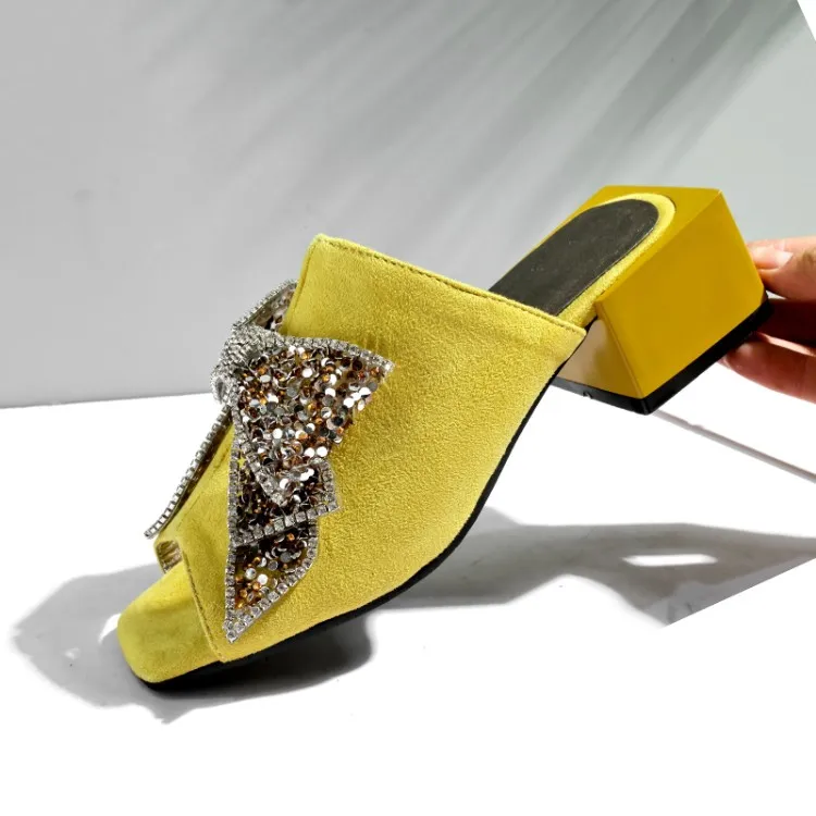 Женские тапочки мюли на среднем каблуке из флока с открытым носком и бантом-бабочкой на толстом каблуке; Новинка года; пикантная модная Уличная обувь; Цвет черный, желтый; большие Size34-48