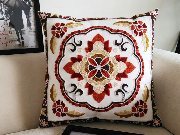 Housse de coussin canapé brodée