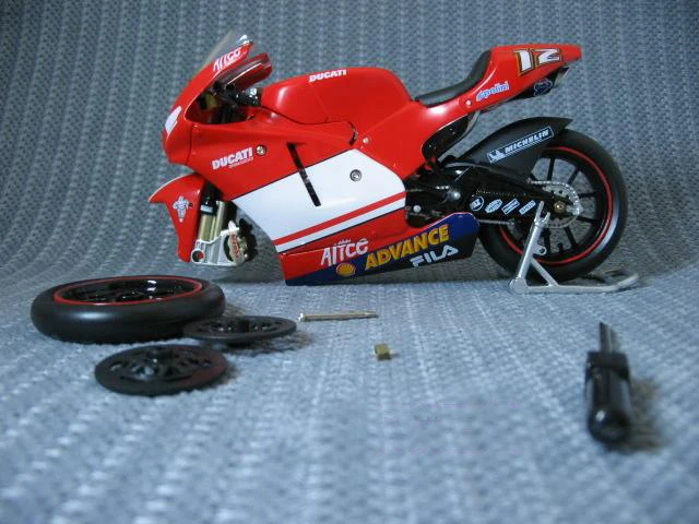 NewRay 1:12 Ducati собранная версия сплава модель мотоцикла лучший подарок на день рождения DUCATI DESMOSEDICI 2004 12#65