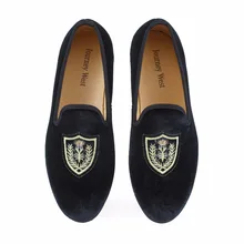 Новинка; мужские черные свадебные Лоферы ручной работы; бархатные Тапочки на плоской подошве; Модные Мужские модельные слипоны с вышивкой; размеры США 7-13