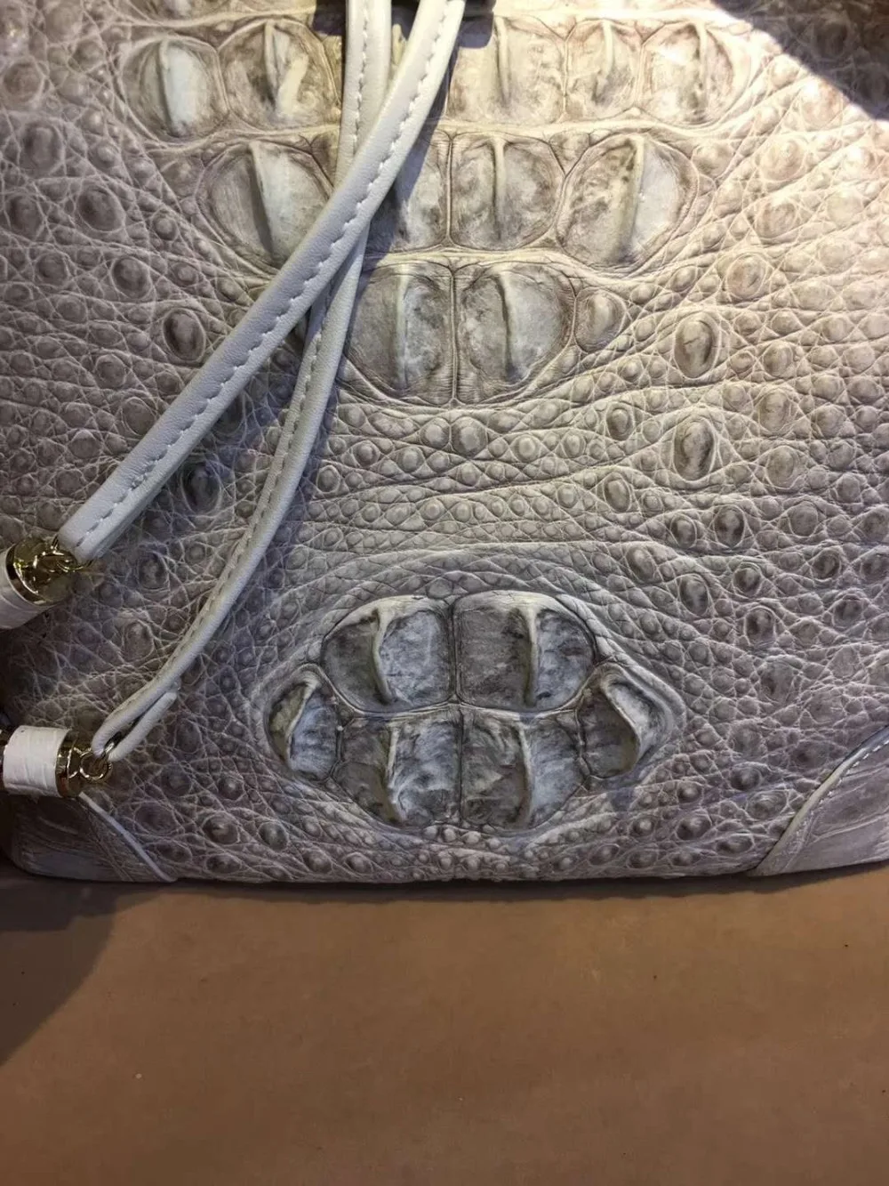 Рисунок 6 - Женская сумка-мешок из крокодиловой кожи