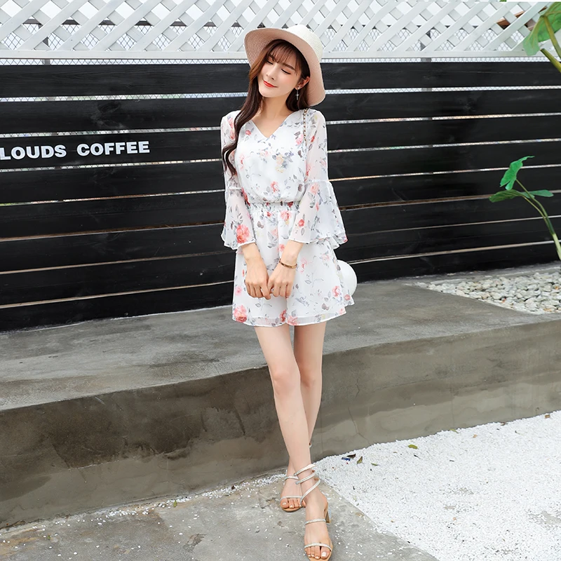 

BLLOCUE New Fashion Jumpsuit 2019 High Quality White Floral V-Neck Split Trumpet Sleeves Waist Short Sweet Jumpsuit