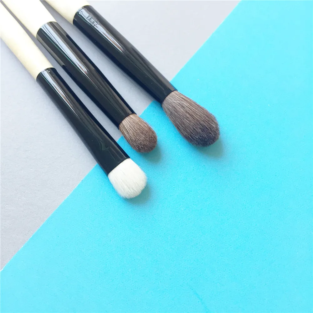 Bobbi Brown Eye Blender Smudge Touch-up Brush _ 3