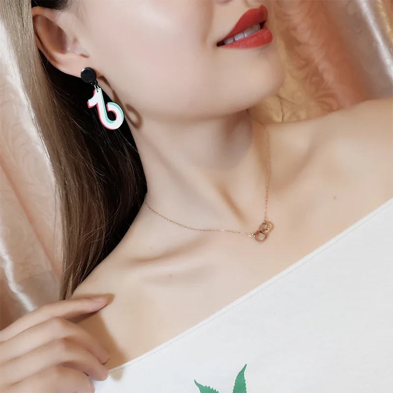 

Tik Tok Musical Notes Black Stud Golden Chains Star Asymmetrical Drop Earrings for Women Dangle Earrings 4 Kinds