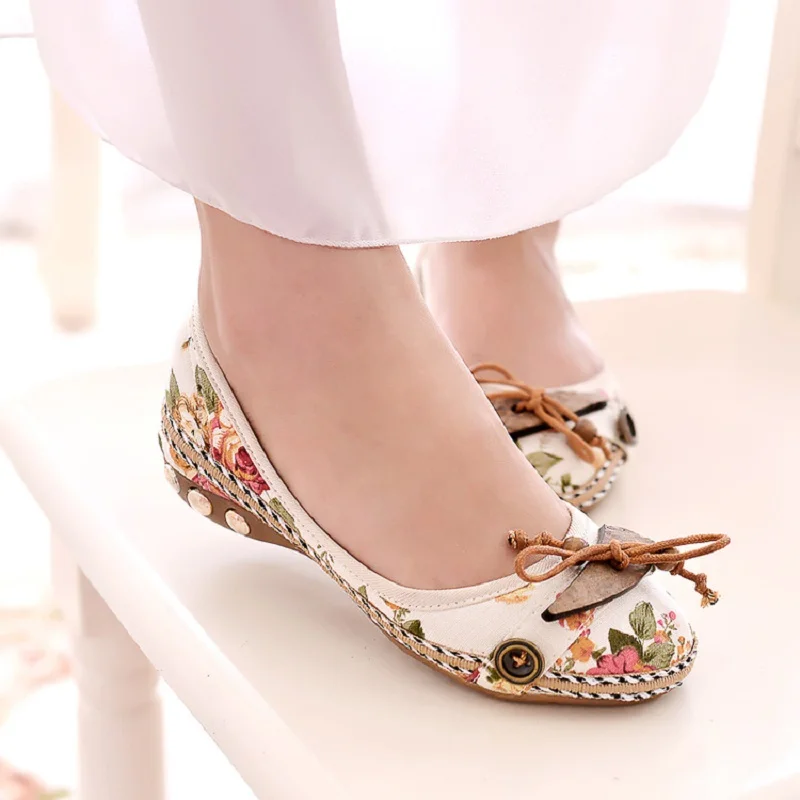 

2018 spring and summer new round flat shoes Chinese style shallow mouth embroidery comfortable soft bottom shoes female